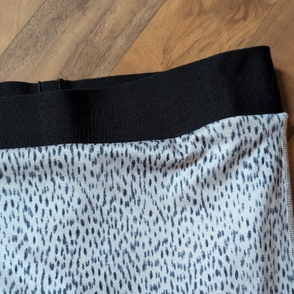 Lululemon Athletica Black and White Patterned Leggings - Picture 5 of 13